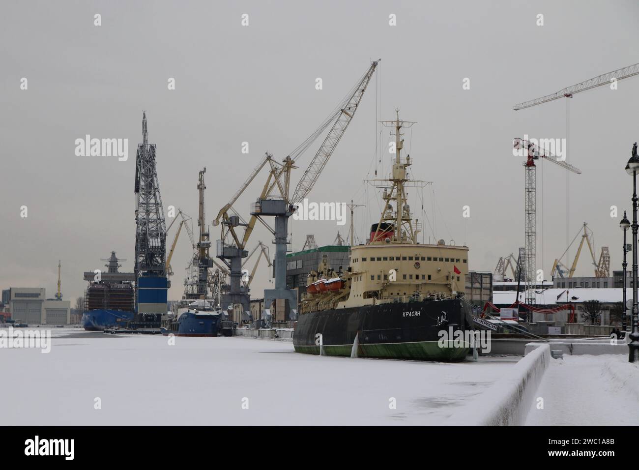 San Pietroburgo, Russia. 11 gennaio 2024. Il museo, la nave, il rompighiaccio Krasin è ormeggiato presso l'argine sul fiume Neva, sull'argine del tenente Schmidt in inverno, il tempo nevoso a St. Pietroburgo, Russia. (Foto di Maksim Konstantinov/SOPA Images/Sipa USA) credito: SIPA USA/Alamy Live News Foto Stock