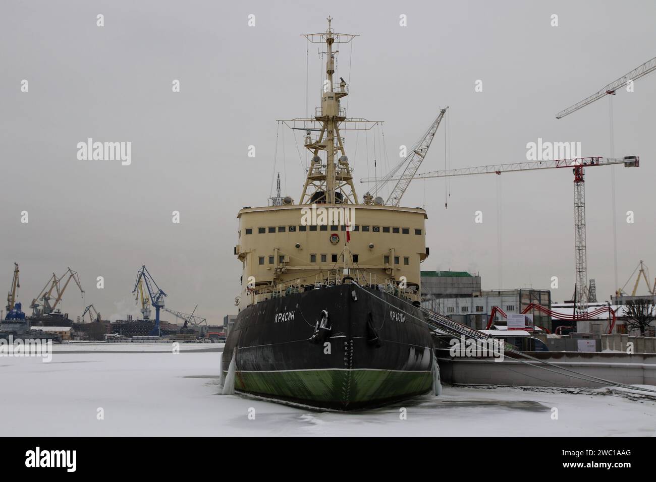 San Pietroburgo, Russia. 11 gennaio 2024. Il museo, la nave, il rompighiaccio Krasin è ormeggiato presso l'argine sul fiume Neva, sull'argine del tenente Schmidt in inverno, il tempo nevoso a St. Pietroburgo, Russia. (Foto di Maksim Konstantinov/SOPA Images/Sipa USA) credito: SIPA USA/Alamy Live News Foto Stock
