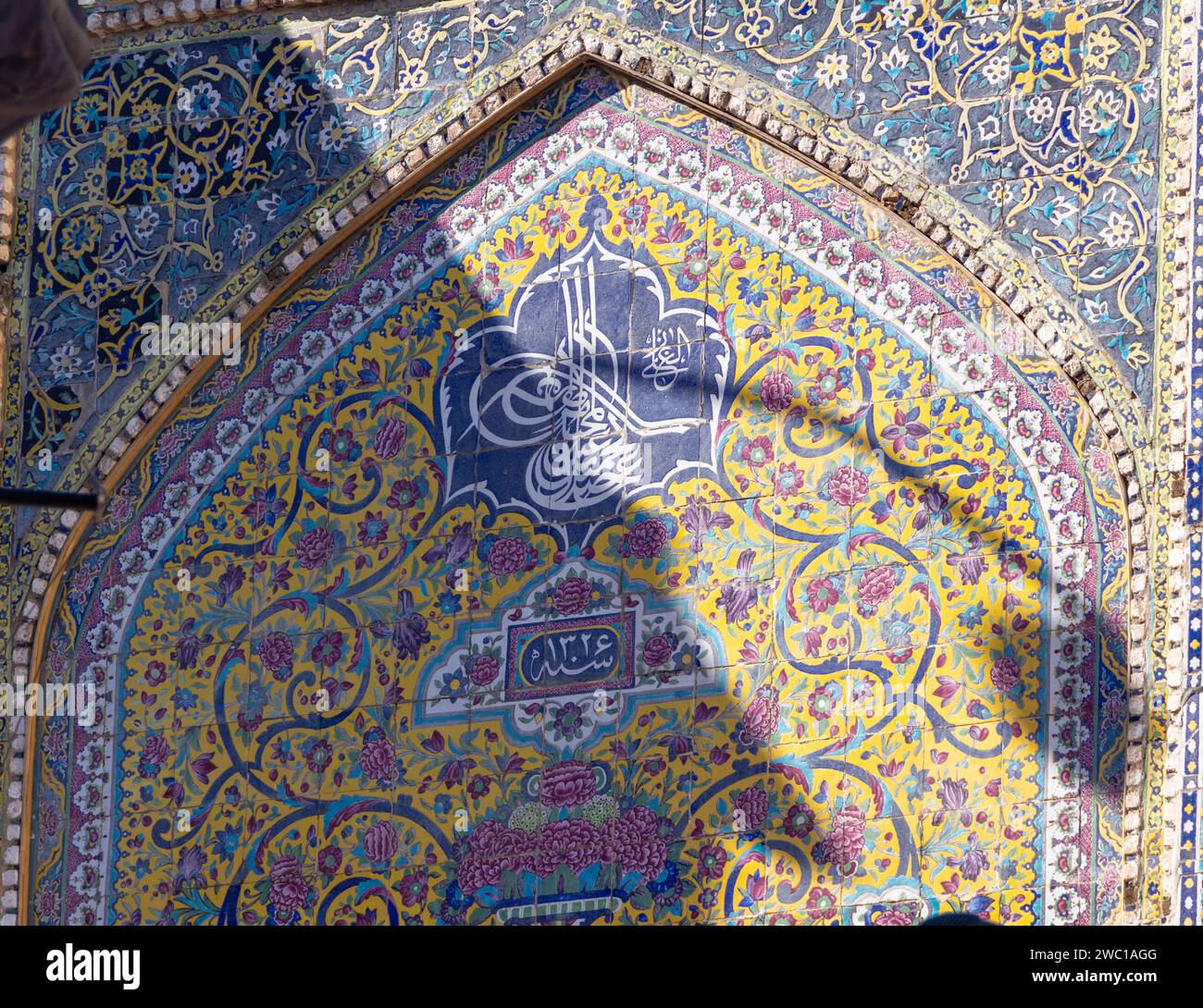 Dettaglio delle piastrelle cuerda seca nel cortile del Santuario di Imam Husayn, Najaf, Iraq Foto Stock