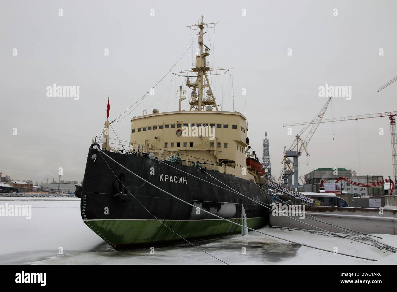 San Pietroburgo, Russia. 11 gennaio 2024. Il museo, la nave, il rompighiaccio Krasin è ormeggiato presso l'argine sul fiume Neva, sull'argine del tenente Schmidt in inverno, il tempo nevoso a St. Pietroburgo, Russia. (Immagine di credito: © Maksim Konstantinov/SOPA Images via ZUMA Press Wire) SOLO USO EDITORIALE! Non per USO commerciale! Foto Stock