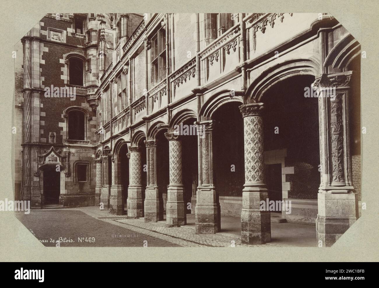 Zuilengang in Het Kasteel van Blois, Séraphin-Médéric Sightly, c. 1880 - c. 1900 Fotografia parte di album fotografico con registrazioni di monumenti in Francia. Blois Photographic Support albumen print Castle. colonnade Blois Castle Foto Stock