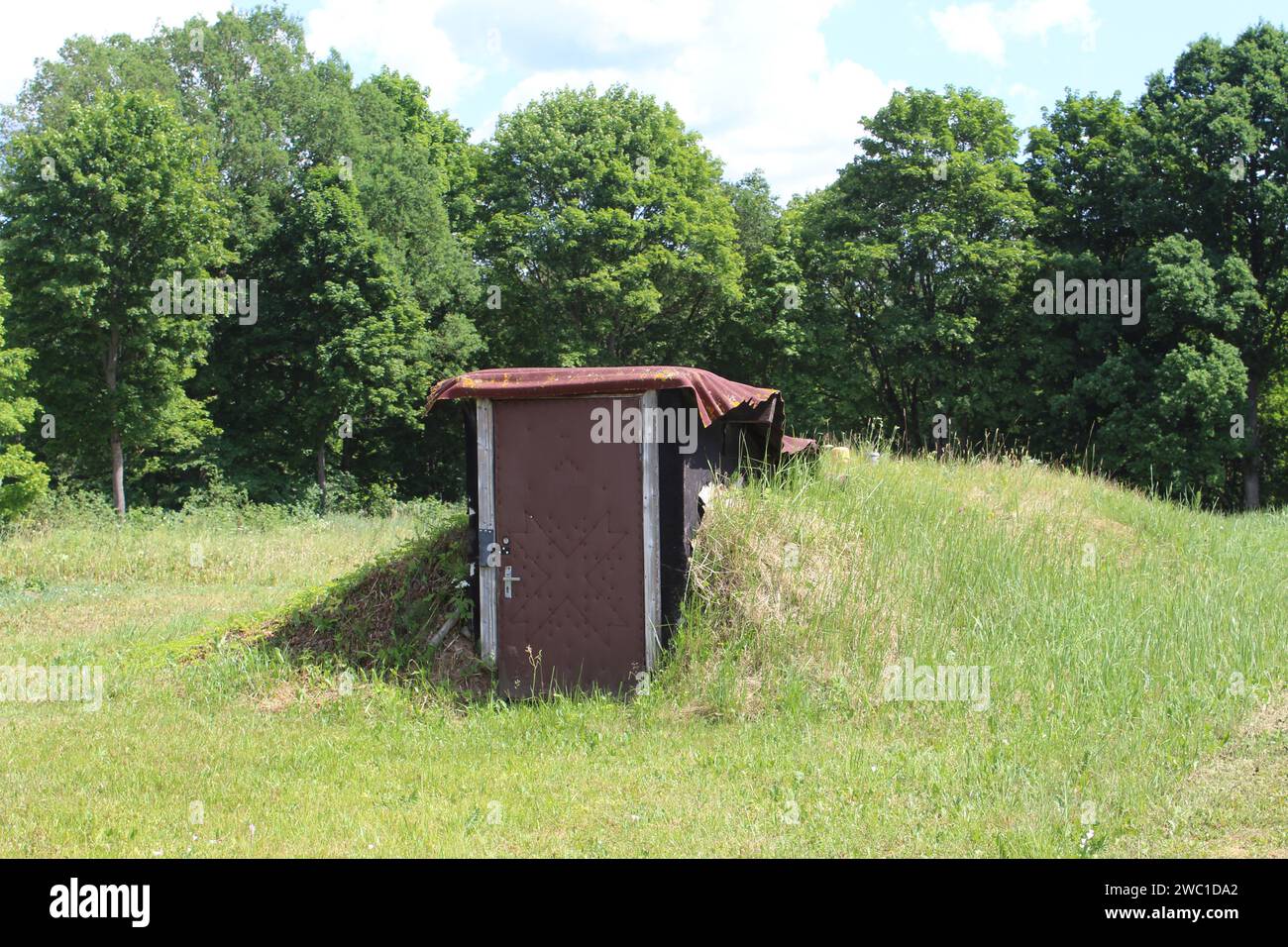 Cantina di radici sotto un tumulo ad Akniste, Latvi Foto Stock