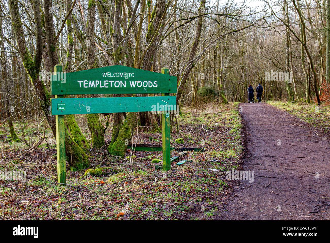 Dundee, Tayside, Scozia, UK.13 gennaio 2024. Meteo Regno Unito: Tayside sta vivendo un clima invernale luminoso con temperature che oscillano intorno ai 5°C. Splendido sole invernale con vista su Templeton Woods vicino al Dundee Ardler Village. Templeton Woods è ben noto per i famigerati omicidi del 1979 e del 1980. All'epoca, la città era afflitta da un serial killer, e i due casi divennero noti come "omicidi di Templeton Woods". Crediti: Dundee Photographics/Alamy Live News Foto Stock