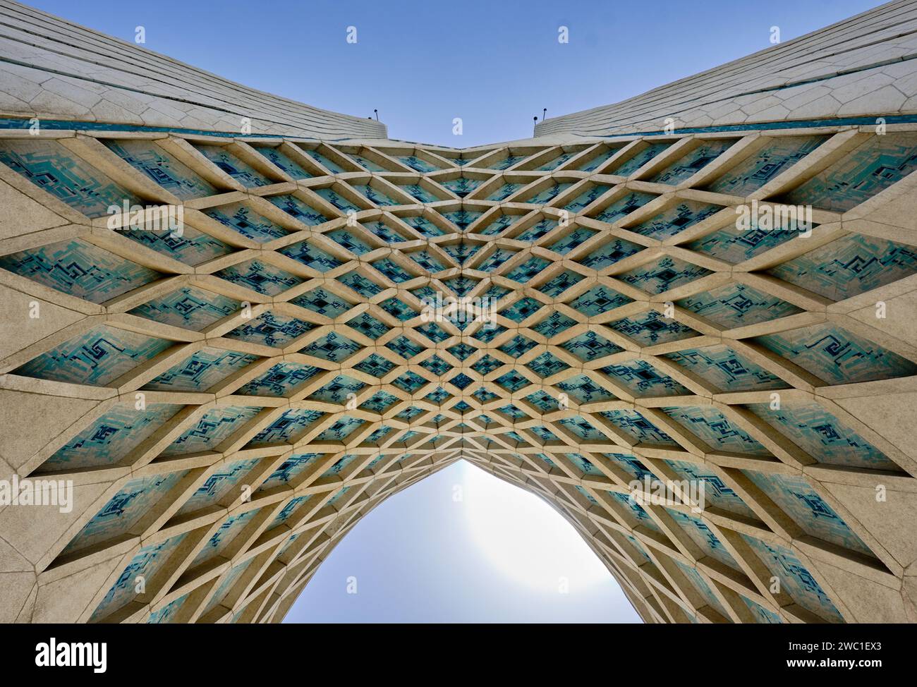 Teheran (Teheran), Iran, 06.25.2023: La Torre Azadi (Shahyad Tower). Dettagli della torre e della piazza Azadi. Foto Stock