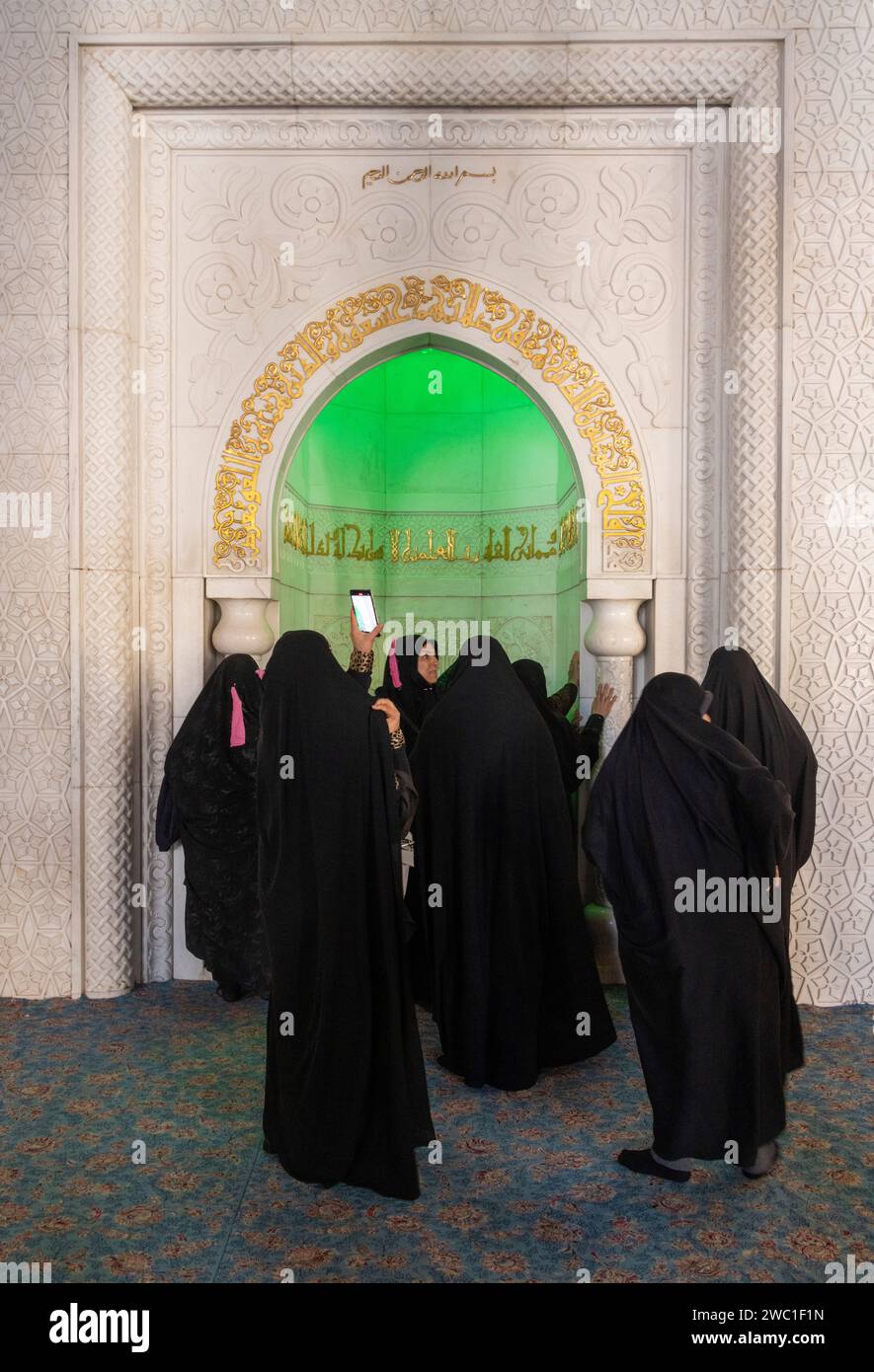 Pellegrini femminili che pregano all'interno del mihrab, grande Moschea di Kufa, Iraq Foto Stock