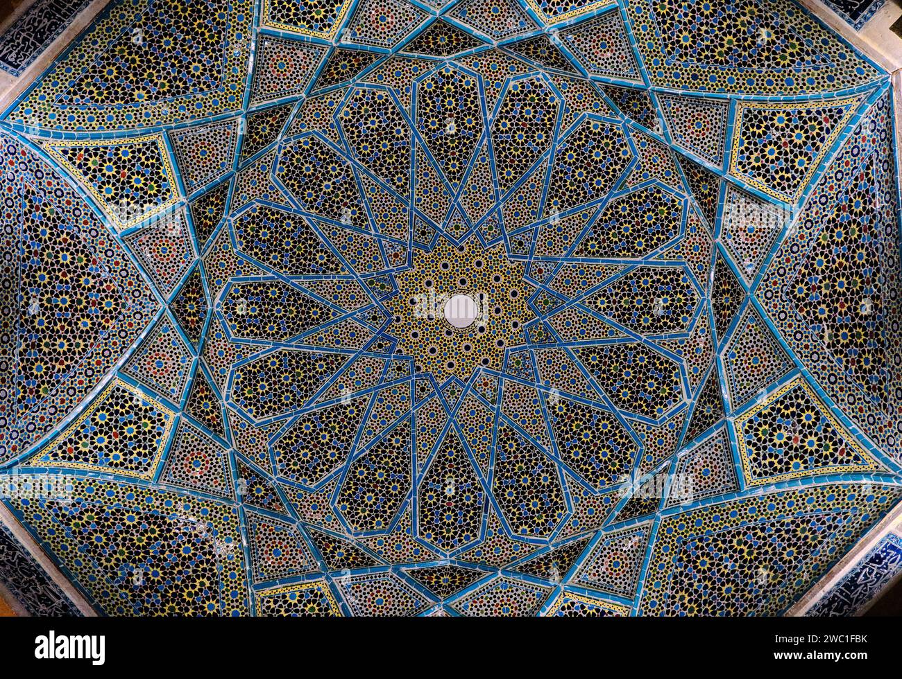 Shiraz, Iran - 06.26.2023: La Tomba di Saadi, comunemente nota come Saadieh, in Iran Shiraz di notte. Foto Stock
