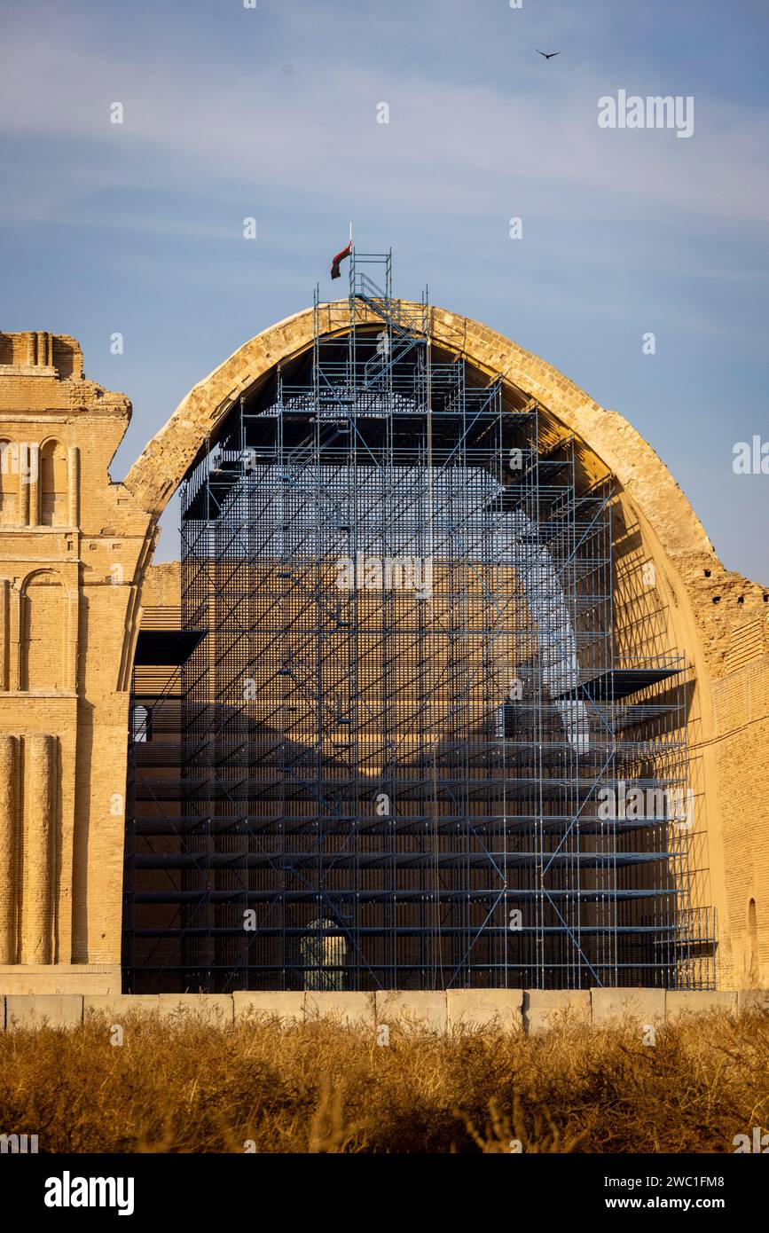 Arco monumentale in mattoni del vi secolo del palazzo sasanide Iwan Kisra, al-Madada'in, Iraq Foto Stock