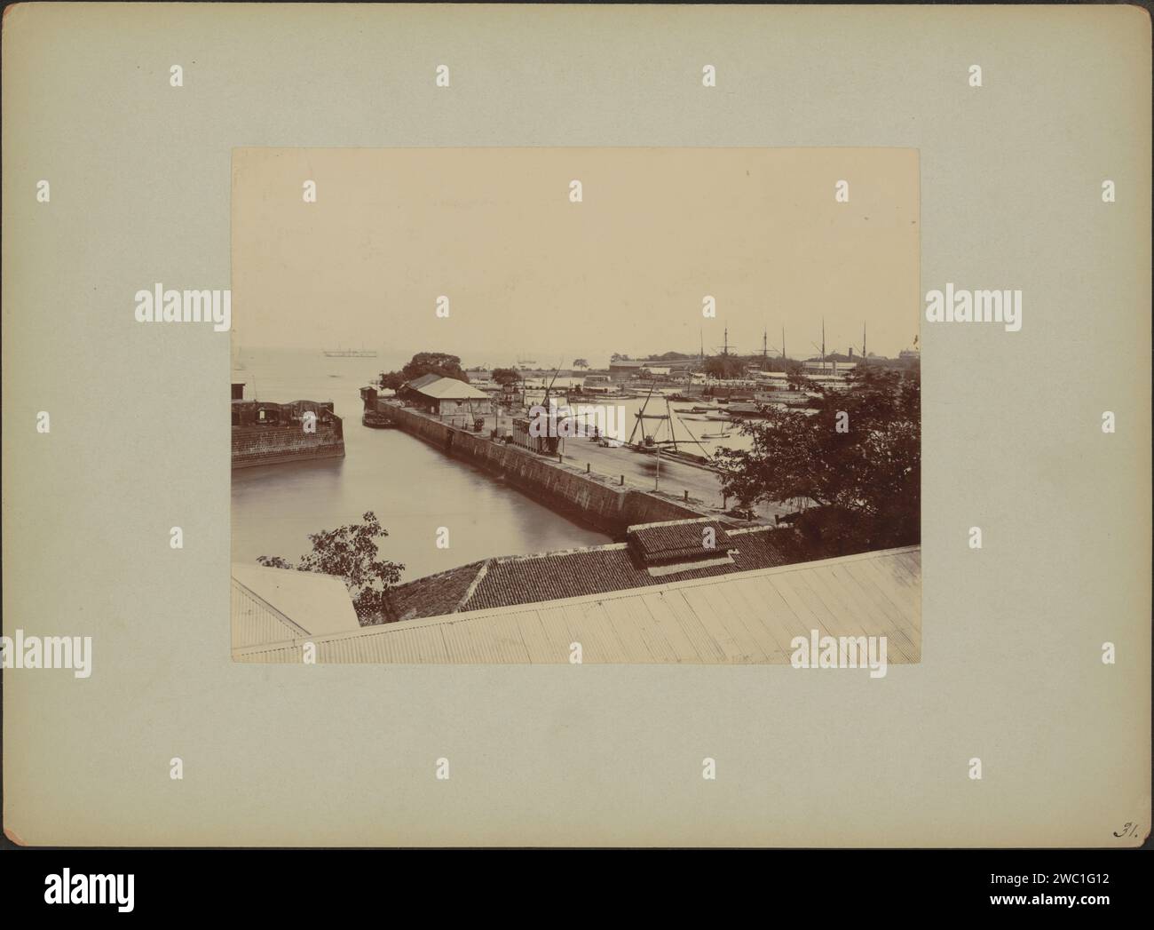 Veduta dei moli nel porto di Bombay, F. B. Stewart, c. 1870 - c. 1910 Fotografia parte di Reisalbum con foto di luoghi di interesse a Marsiglia, Port Said, Aden, Bombay, Colombo, Singapore e le Indie Orientali olandesi. Cartone lunare. carta. porto di supporto fotografico (+ view ~ veicolo, nave, ecc.). Bacino di carenaggio, molo galleggiante Moon Foto Stock