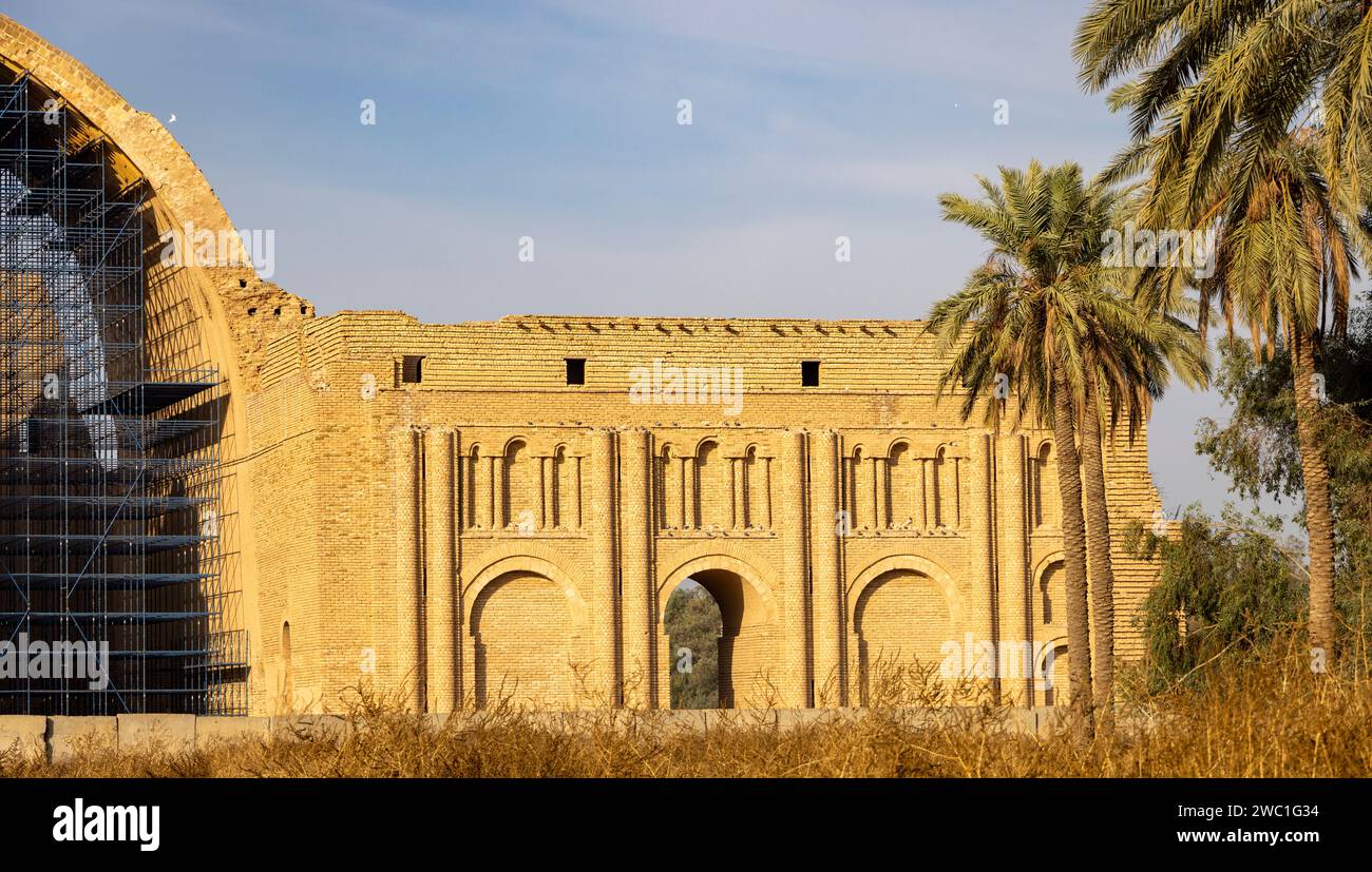 Arco monumentale in mattoni del vi secolo del palazzo sasanide Iwan Kisra, al-Madada'in, Iraq Foto Stock