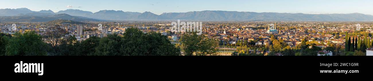 Panorama di Vicenza alla luce della sera con le Alpi sullo sfondo. Foto Stock