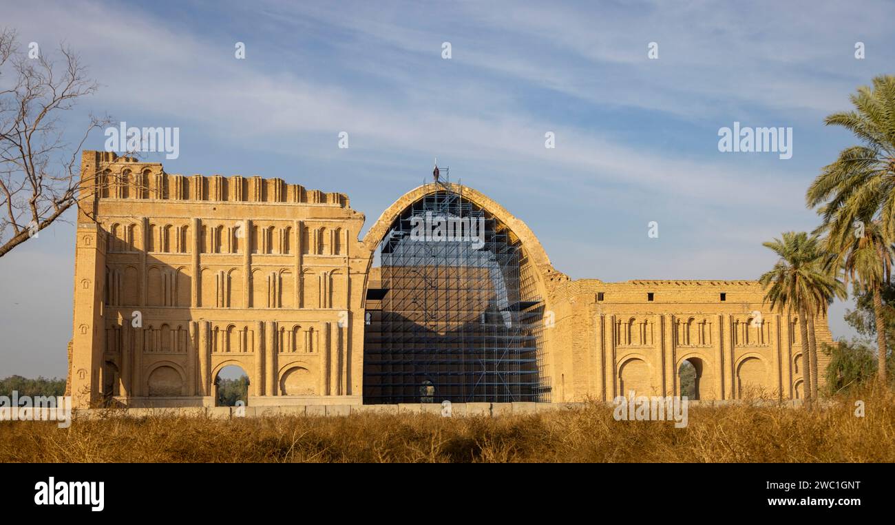 Arco monumentale in mattoni del vi secolo del palazzo sasanide Iwan Kisra, al-Madada'in, Iraq Foto Stock