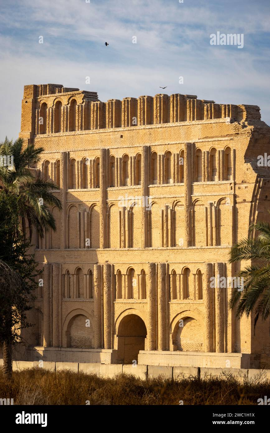 Facciata monumentale del vi secolo del palazzo sasanide Iwan Kisra, al-Madada'in, Iraq Foto Stock