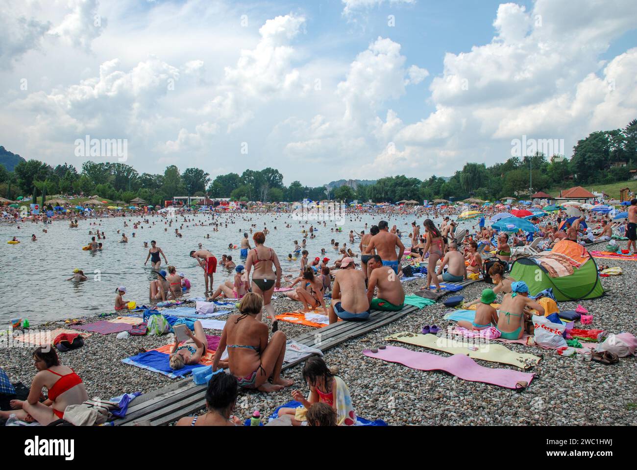 Tuzla, Bosnia-Erzegovina: Pannonian Lakes Complex. Piscine aperte sovraffollate durante l'alta stagione turistica. Panonska jezera. Foto Stock