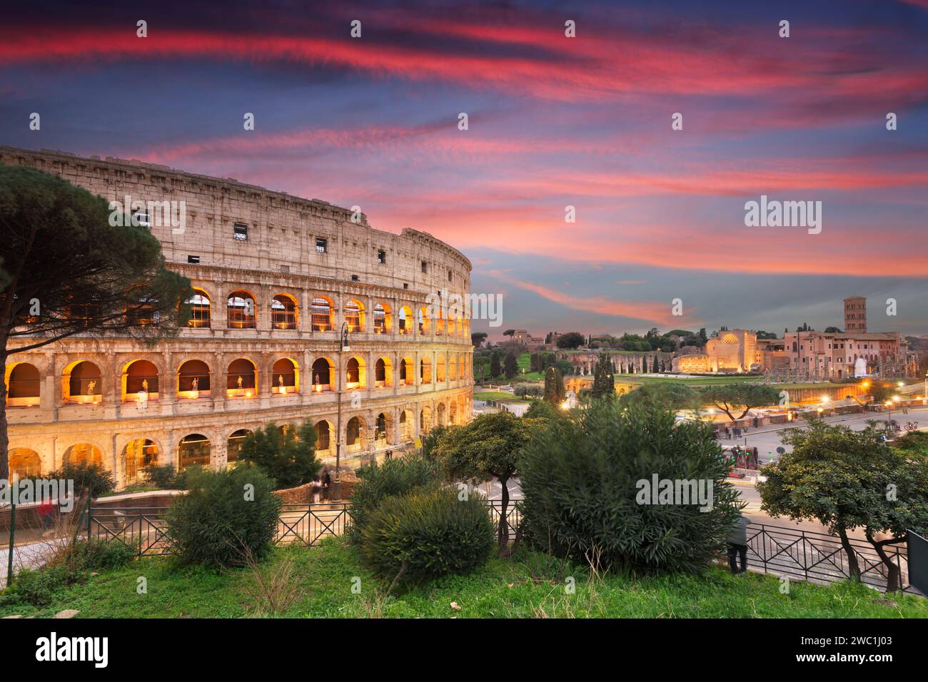 Roma, Italia con il Colosseo al tramonto. Foto Stock
