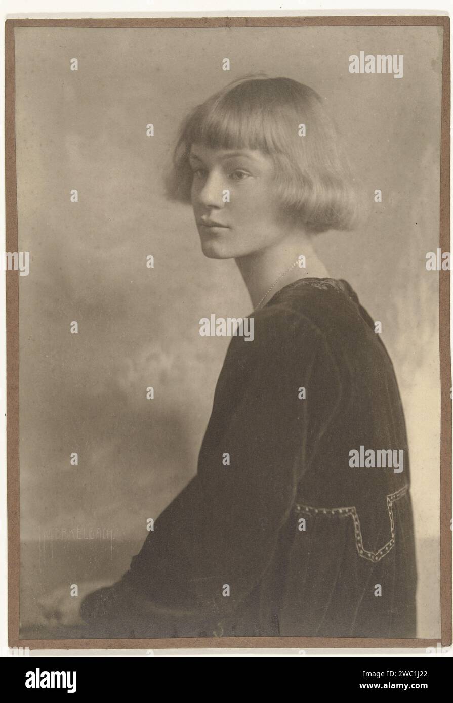 Ritratto di una ragazza, Jacob Merkelbach, 1915 - 1930 Fotografia Amsterdam supporto fotografico. Cartoncino persone storiche non conosciute per nome - BB - donna Foto Stock