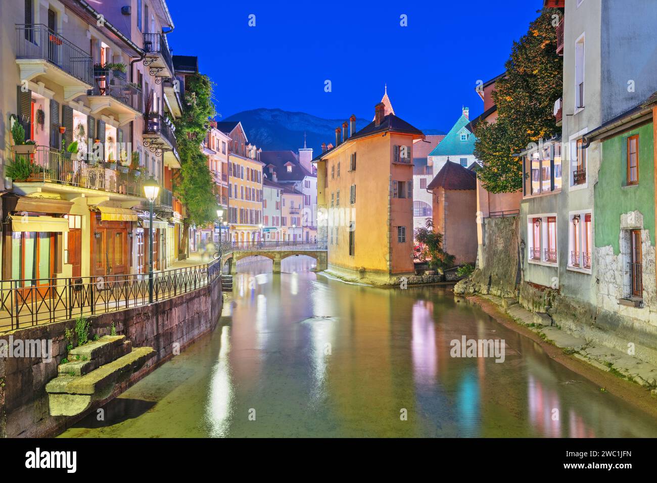 Annecy, Francia sul fiume Thiou all'ora blu. Foto Stock