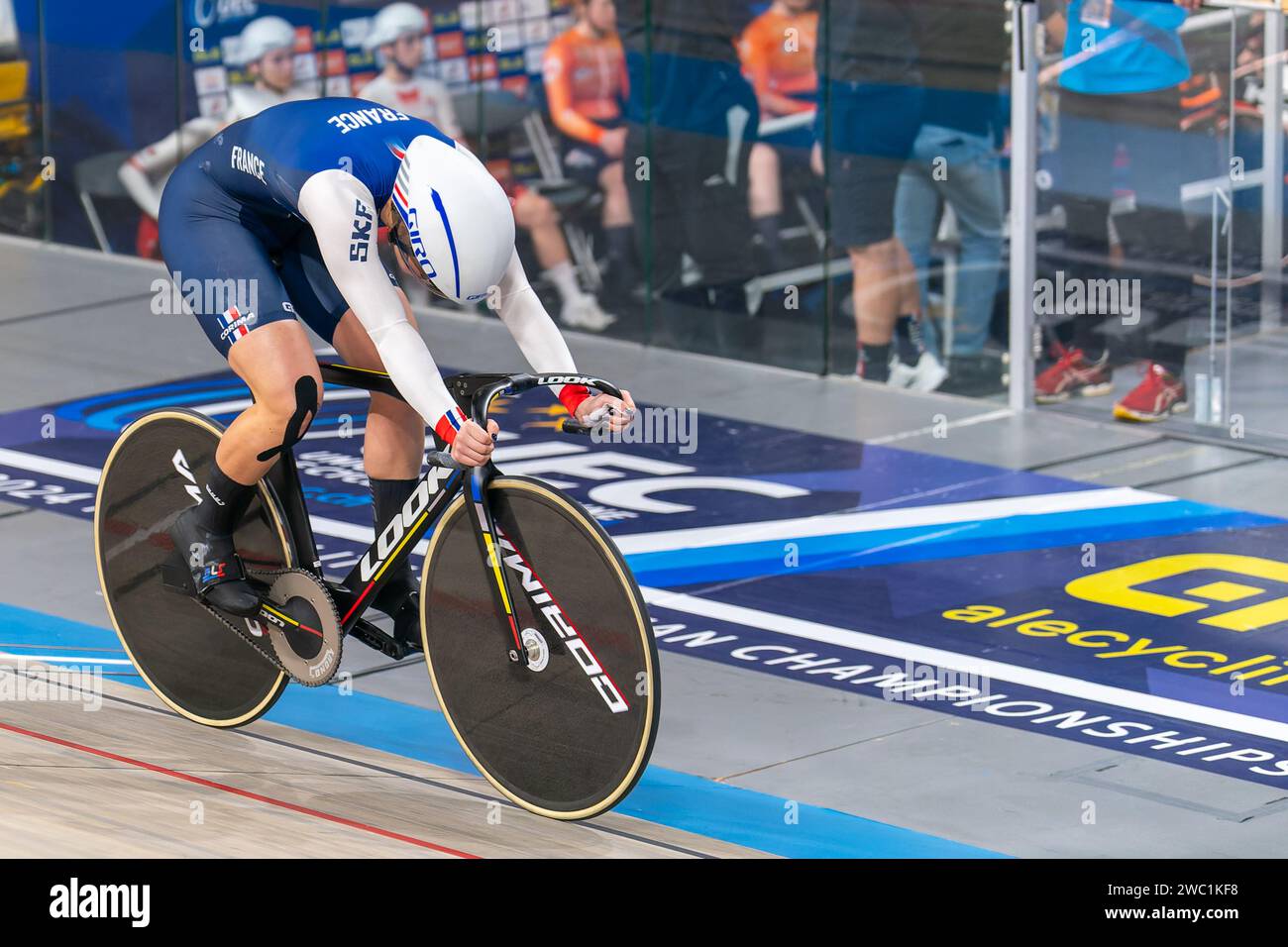 Apeldoorn, Paesi Bassi. 10 gennaio 2024. APELDOORN, PAESI BASSI - 10 GENNAIO: Mathilde Gros di Francia gareggia nel Team Sprint femminile durante il giorno 1 dei Campionati europei UEC Track Elite 2024 a Omnisport il 10 gennaio 2024 ad Apeldoorn, Paesi Bassi. (Foto di Joris Verwijst/Agenzia BSR) credito: Agenzia BSR/Alamy Live News Foto Stock