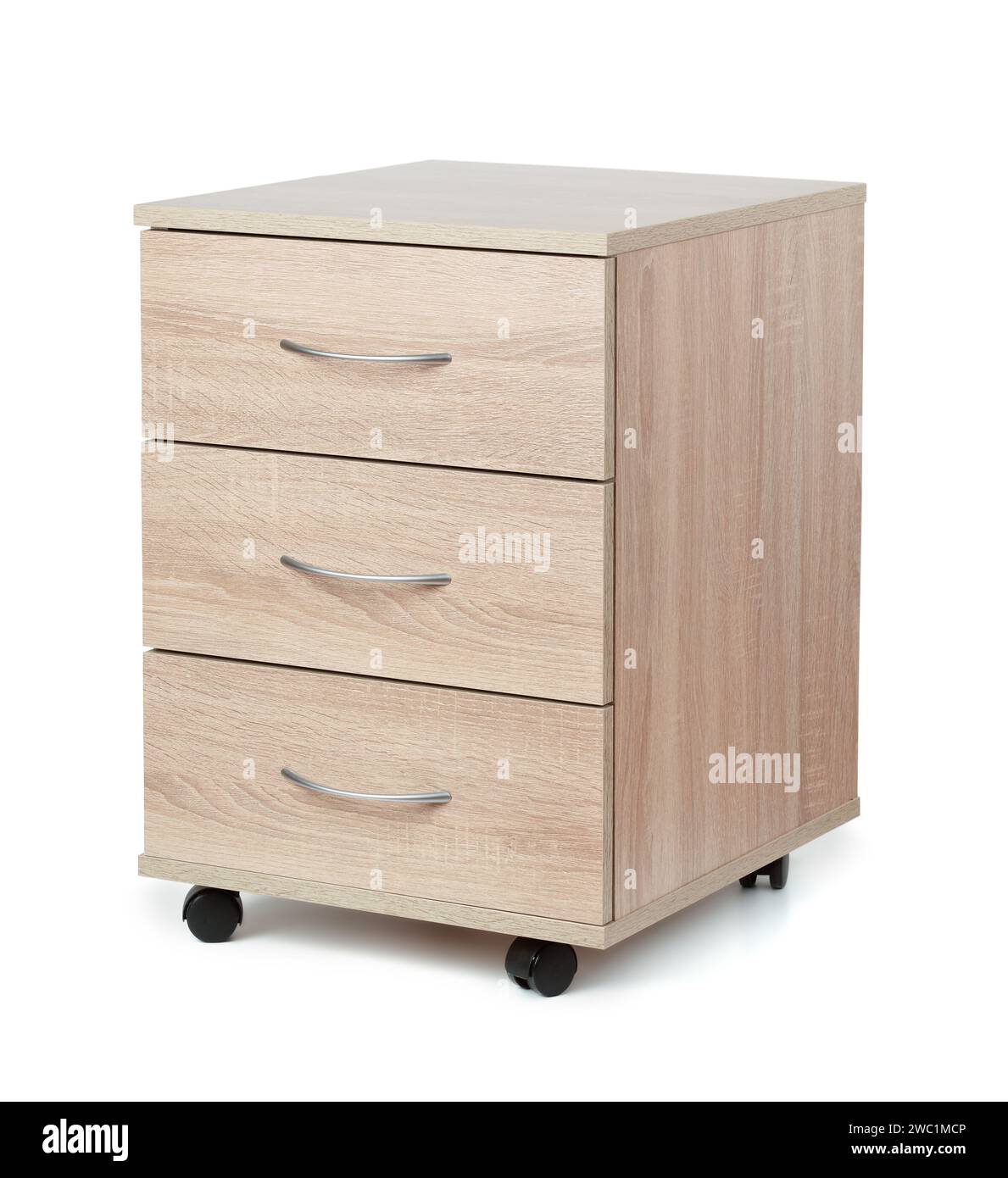 armadio di stoccaggio in legno per ufficio con 3 cassetti con ruote isolate su bianco Foto Stock