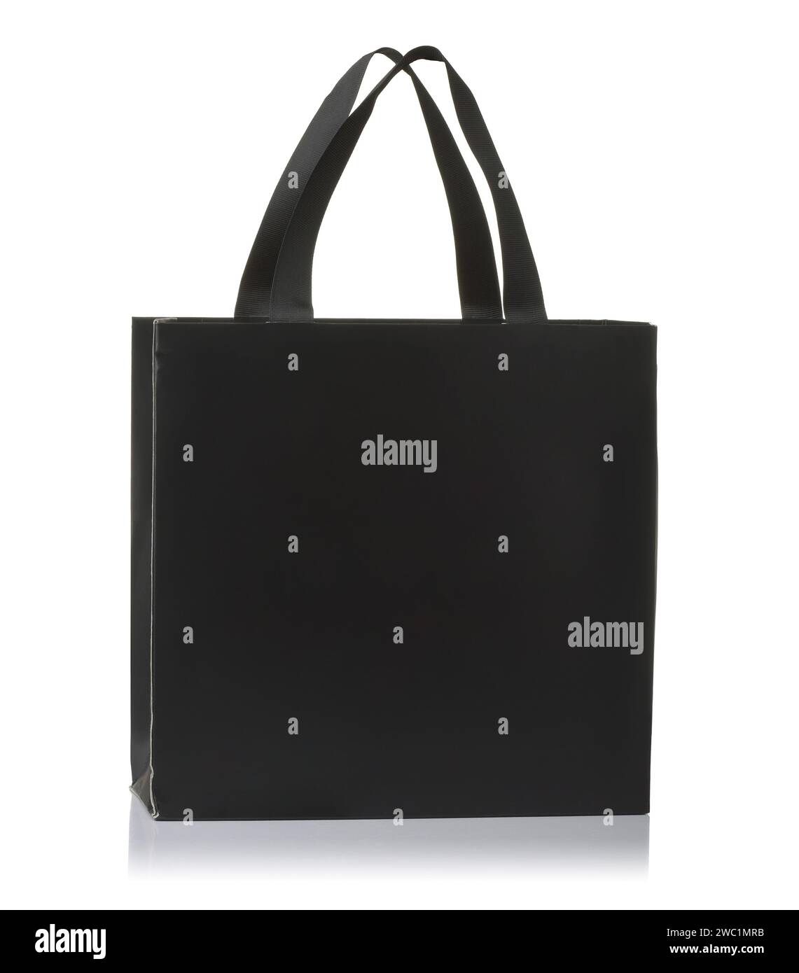 Vista frontale della shopping bag di carta nera isolata su bianco Foto Stock