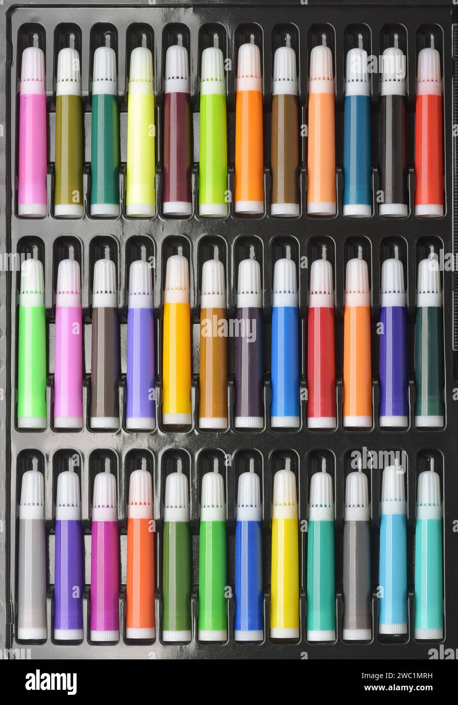 Vista dall'alto delle penne colorate in feltro in scatola nera Foto Stock
