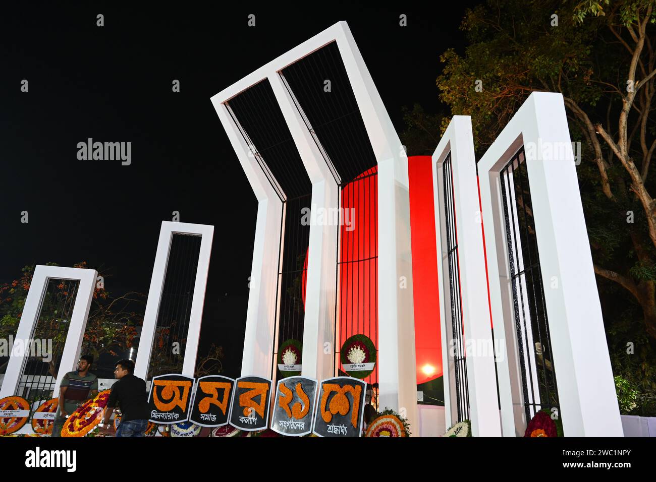 21 febbraio 2023: Shahid Minar centrale con corone e fiori mentre la nazione rende omaggio ai martiri del movimento linguistico il 21 febbraio. Dhaka, B. Foto Stock