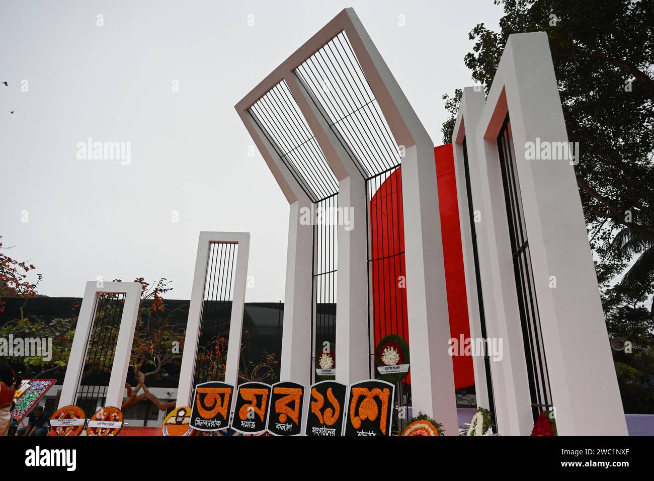 21 febbraio 2023: Shahid Minar centrale con corone e fiori mentre la nazione rende omaggio ai martiri del movimento linguistico il 21 febbraio. Dhaka, B. Foto Stock