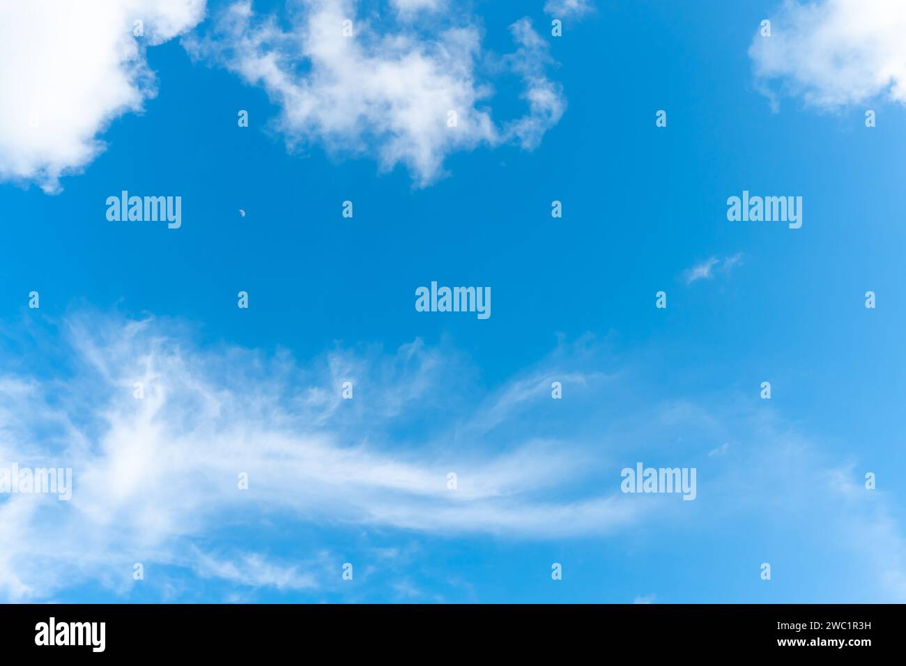 Lo splendido cielo blu con una strana forma di nuvole al mattino o alla sera viene utilizzato come sfondo naturale nelle opere d'arte decorative Foto Stock