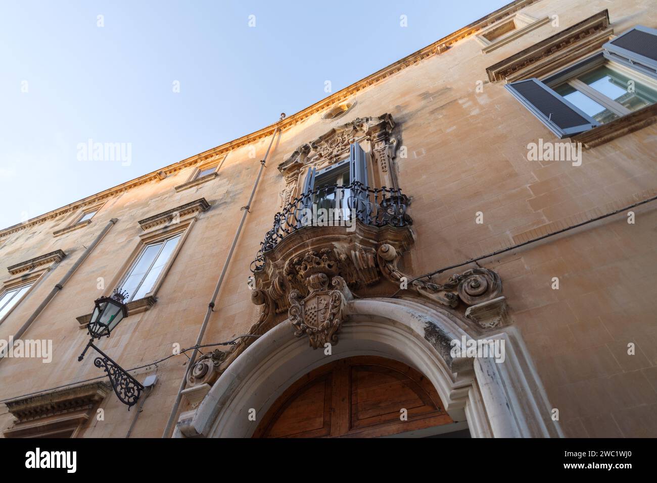 Decorazione in pietra intagliata in stile barocco sulla facciata. Lecce, Puglia, Italia Foto Stock