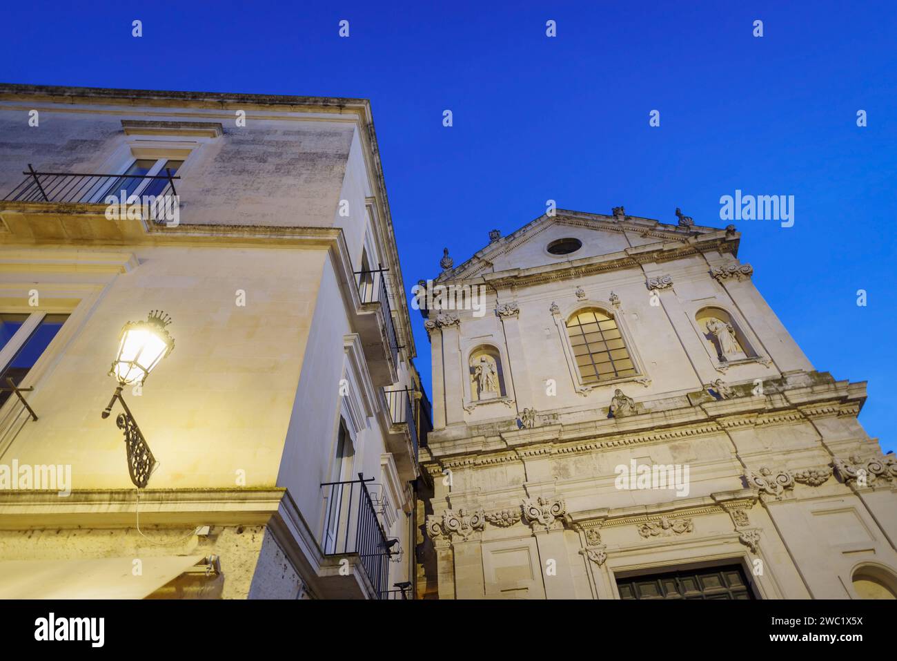 Decorazioni sulla facciata in stile barocco. Lecce, Puglia, Italia Foto Stock