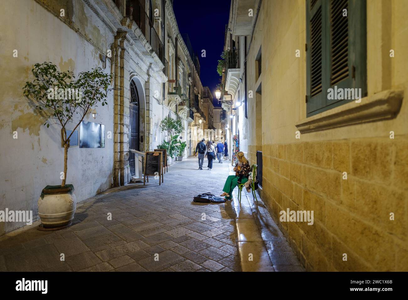 Vista notturna sulla strada nel centro di Lecce, Puglia, Italia Foto Stock