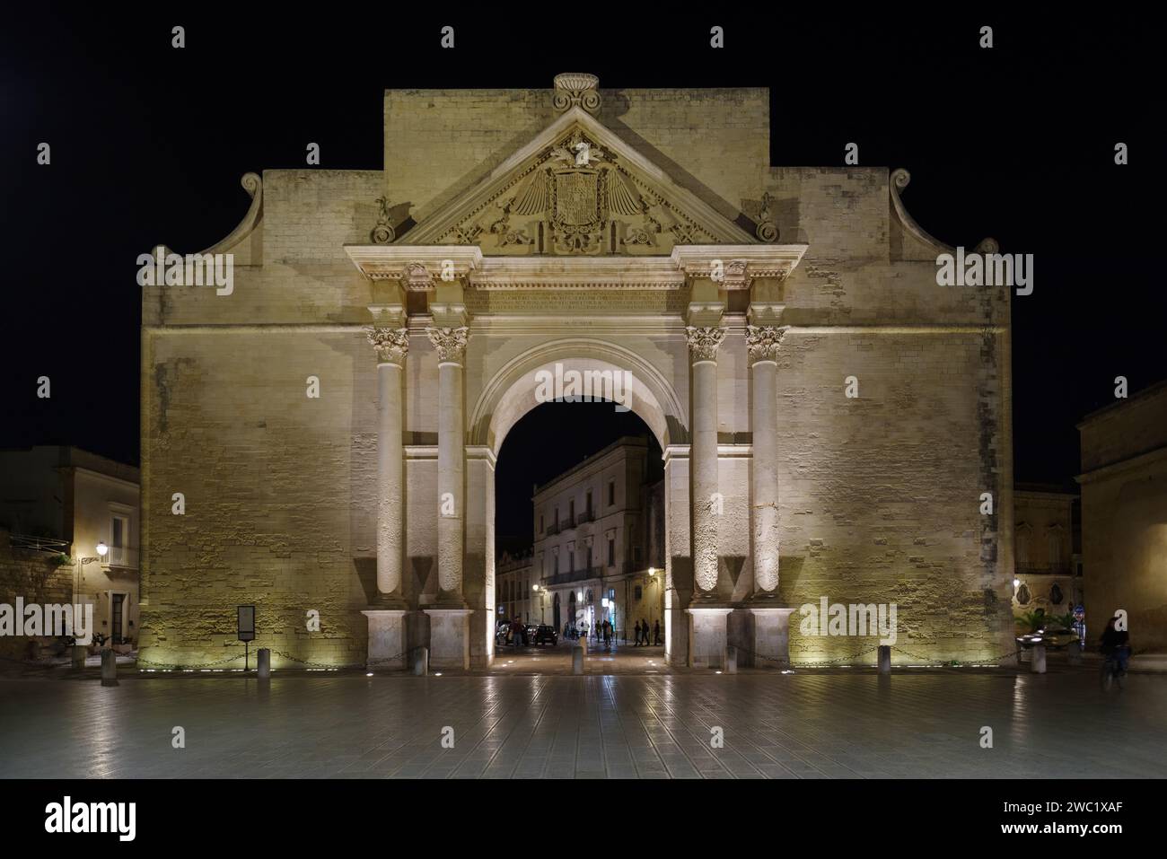 Italia, Puglia, Lecce, porta Napoli illuminata di notte Foto Stock