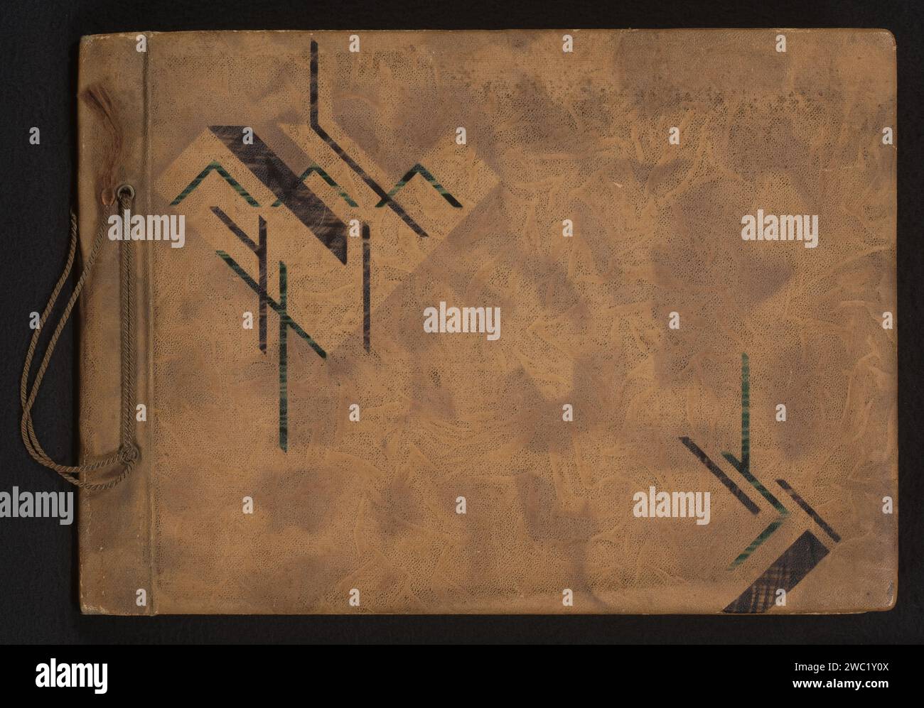 Album fotografico con vari ritratti, tra cui The Royal House, Anonymous, Anonymous, 1900 - 1950 album fotografico con 48 pagine per un totale di 283 foto e stampe fotomeccaniche. L'album contiene principalmente ritratti. Contiene anche ritratti della casa reale come la regina Guglielmina e la regina Giuliana, ma anche della famiglia reale del Belgio, principalmente intorno alla morte della regina Astrid. Ci sono anche possibili riproduzioni di una poesia di W. Welter sulla partenza e con il ritratto della regina Guglielmina e una lastra di fuoco con i profili dei membri della Royal House. Una foto co Foto Stock