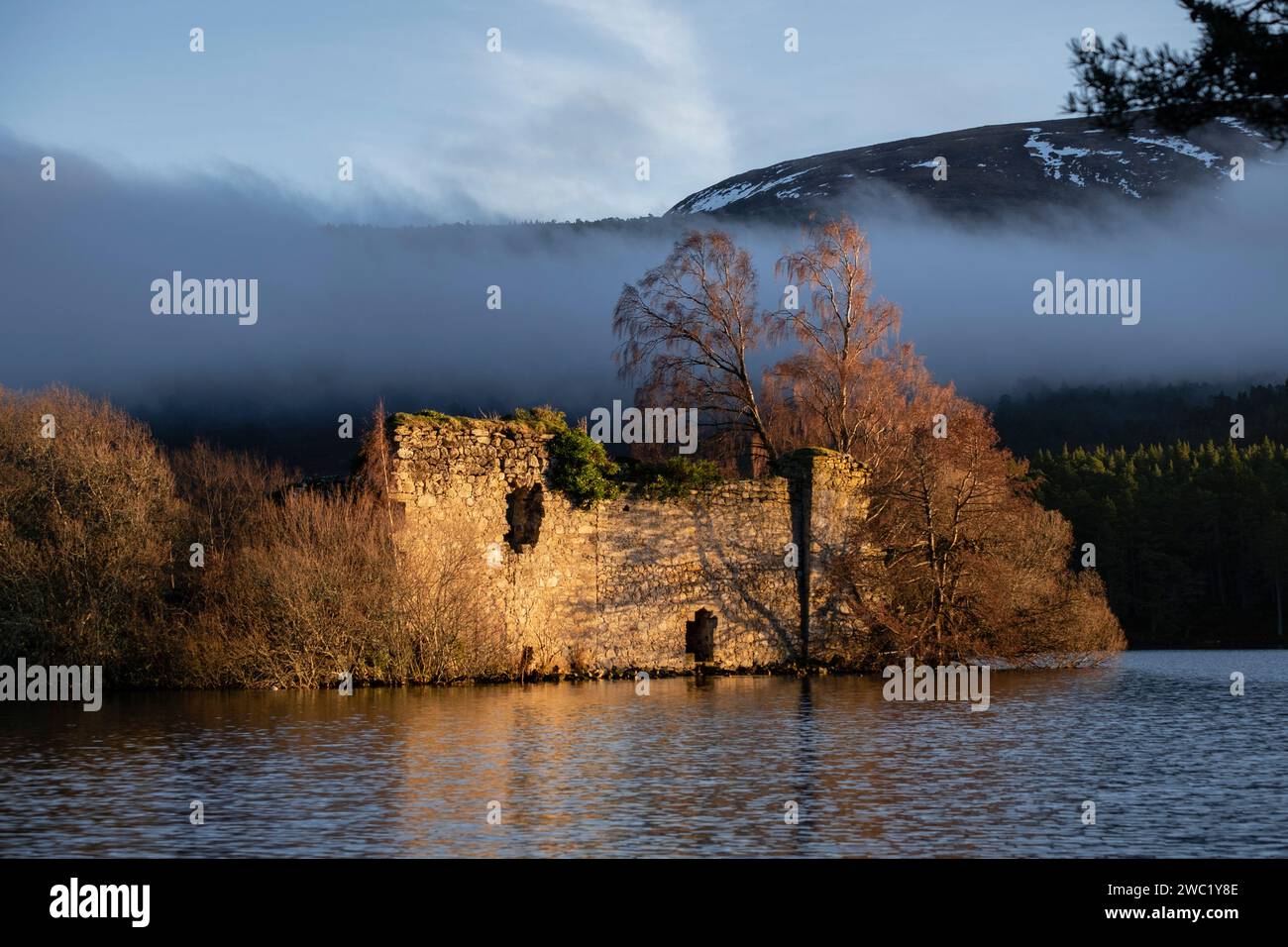 castillo del siglo XIII, Loch an Eilein, Parque Nacional de Cairngorms, Highlands, Escocia, Reino Unido Foto Stock