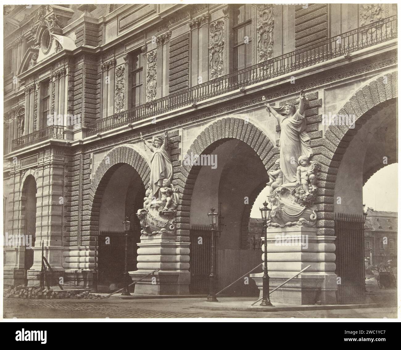 Poort van het Louvre in Place du Carrousel a Parigi, Achille Quinet, 1865 - 1880 Fotografia carta di Parigi. mostra permanente di stampa di albumi di cartone, museo. cancello, entrata. strada. Museo del Louvre in cantiere Foto Stock