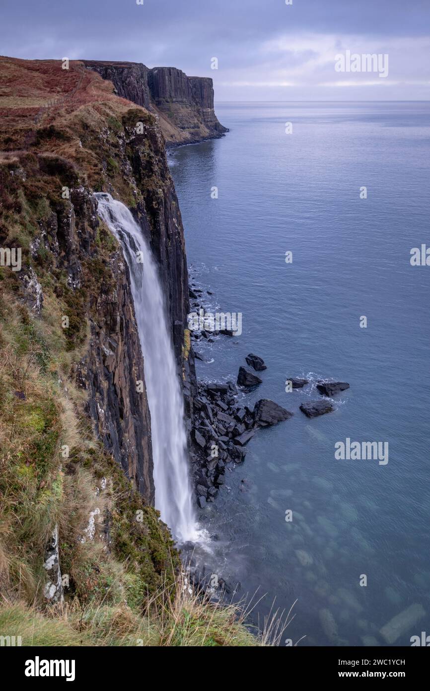 Mealt Waterfall y Kilt Rock, Skye, Highlands, Escocia, Reino Unido Foto Stock