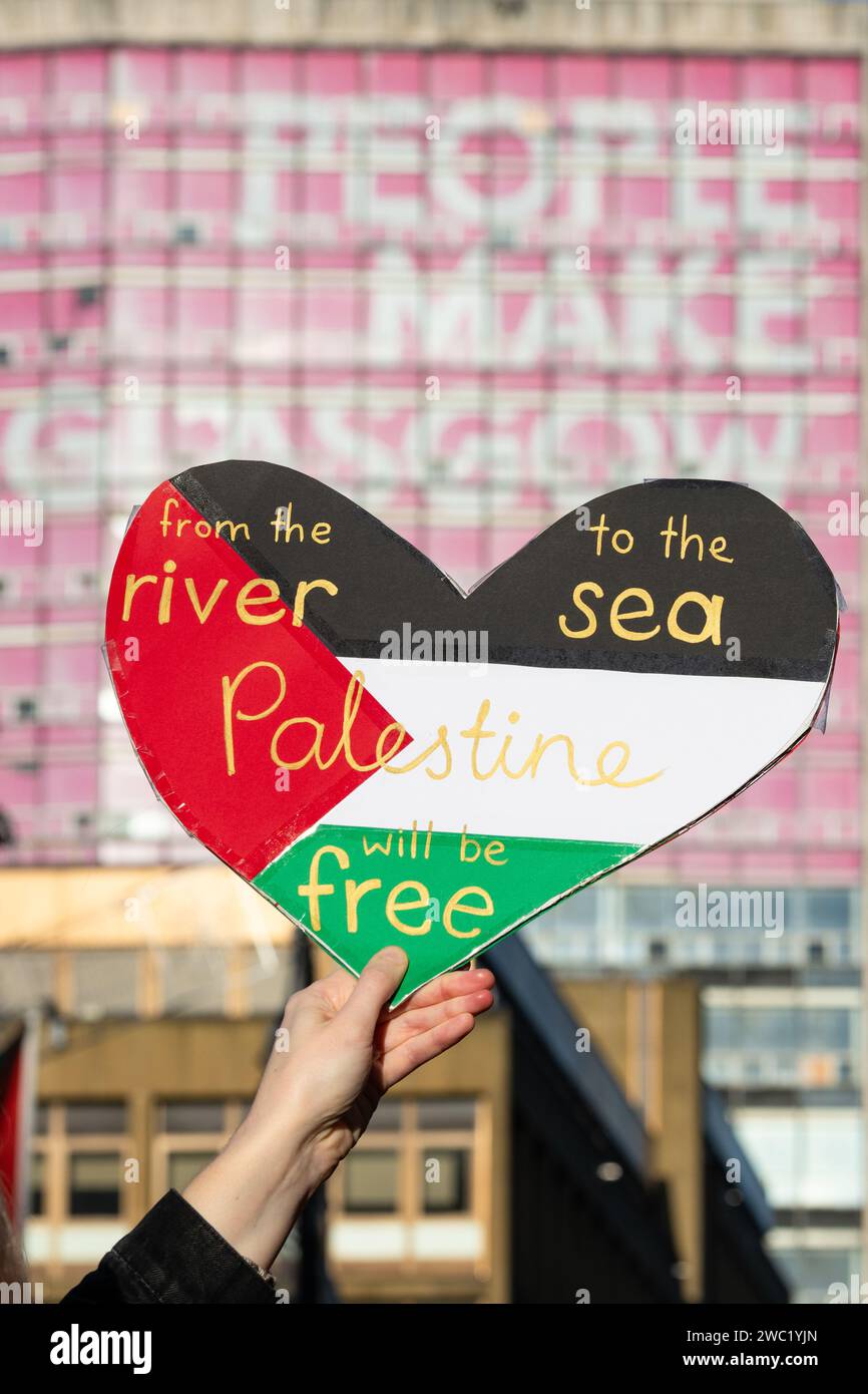 Glasgow, Scozia, Regno Unito. 13 gennaio 2024. I manifestanti si sono riuniti al di fuori delle City Chambers in George Square partecipando alla giornata globale d'azione per Gaza, chiedendo un immediato cessate il fuoco a Gaza credito: Kay Roxby/Alamy Live News Foto Stock