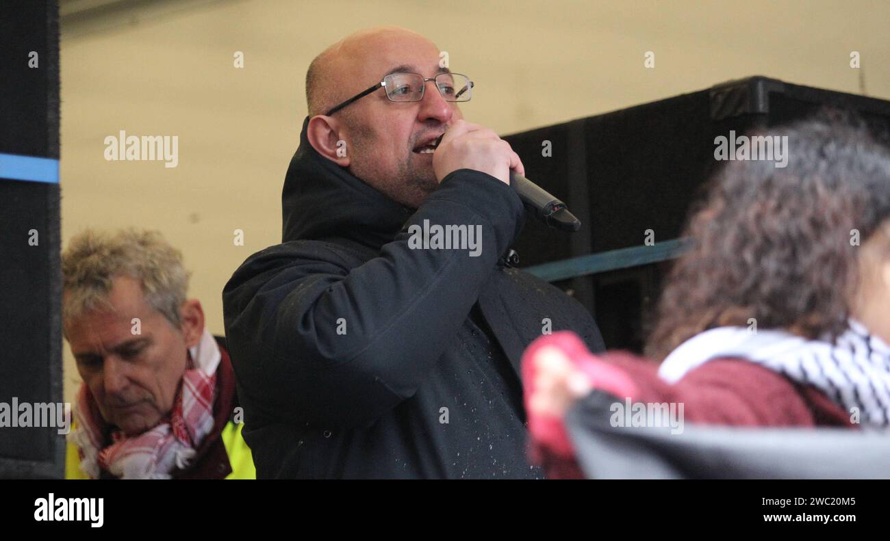 Pro-palästinensische Demonstration gegen das militärische Eingreifen Israels a Gaza. Hunderte von Demonstranten zogen am Samstagnachmittag von St Georg aus durch die Hamburger Innenstadt. Mehmet Yildiz, fraktionsloser Abgeordneter der Hamburger Bürgerschaft, spricht zu den Demonstranten. Altstadt Amburgo *** manifestazione pro-palestinese contro l'intervento militare israeliano a Gaza centinaia di manifestanti hanno marciato da San Giorgio attraverso il centro di Amburgo sabato pomeriggio Mehmet Yildiz, membro non iscritto al Parlamento di Amburgo, parla ai manifestanti Altstadt Hamburg Foto Stock