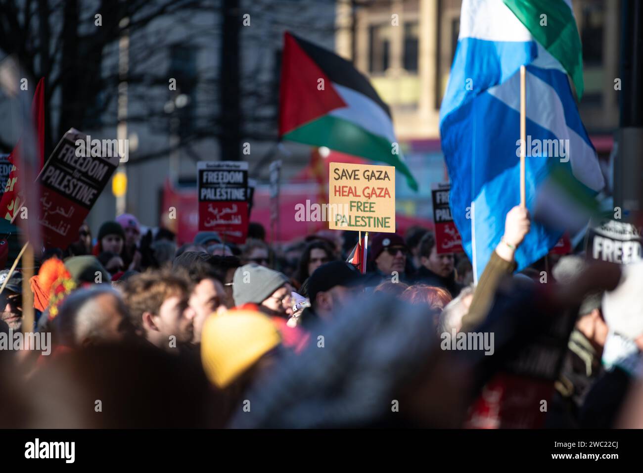 Glasgow, Scozia, Regno Unito. 13 gennaio 2024. I manifestanti si sono riuniti al di fuori delle City Chambers in George Square partecipando alla giornata globale d'azione per Gaza, chiedendo un immediato cessate il fuoco a Gaza credito: Kay Roxby/Alamy Live News Foto Stock