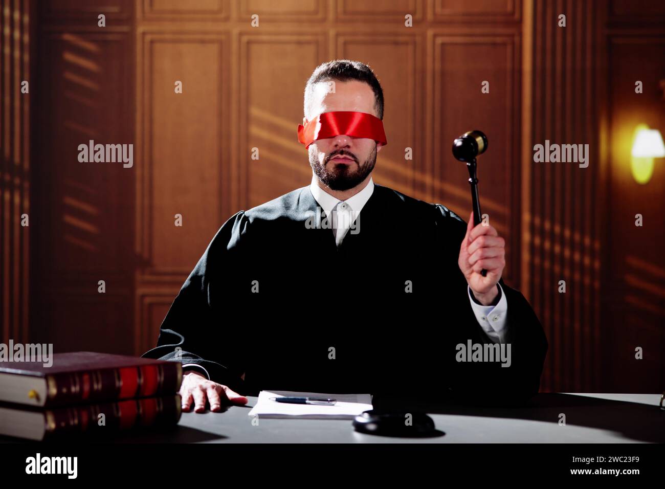 Giudice bendato in tribunale che colpisce il martelletto. Contenzioso penale Foto Stock