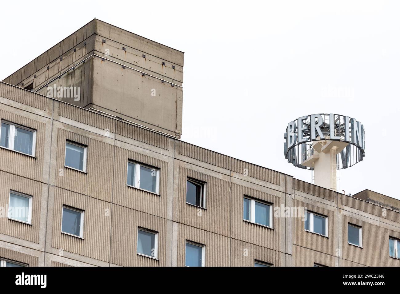 Werbung des Berliner Verlages auf einem Wohnhaus in der Memhardstrasse a Berlino Mitte. 13.01.2024, Berlin, GER - Buchstaben BERLIN auf dem Dach eines Wohnhauses., Berlin Berlin Deutschland, DEU Plattenbau *** pubblicità della casa editrice di Berlino su un edificio residenziale in Memhardstrasse a Berlino Mitte 13 01 2024, Berlin, GER letters BERLIN on the roof of a Residential building , Berlin Berlin Germania, DEU Plattenbau Foto Stock