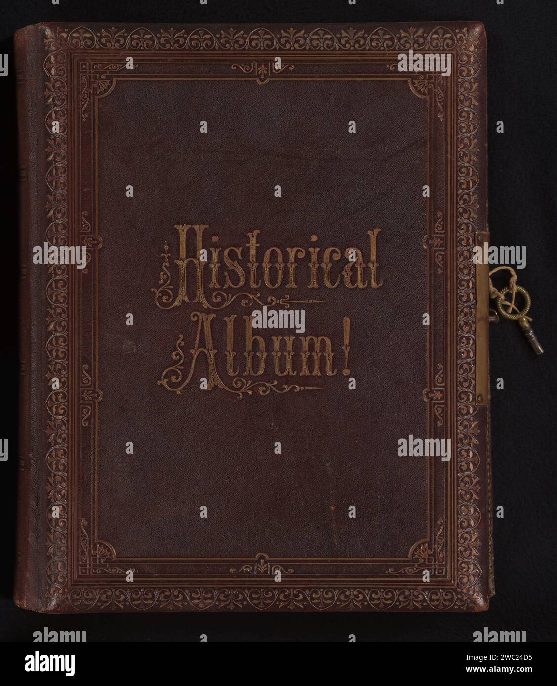 Album fotografico inglese con 41 foto, L.J. Heart Camp, diversi produttori, 1860 - 1920 scatola musicale album fotografico con 28 pagine per un totale di 41 foto. L'album contiene 5 foto di cabinet e 36 cartes-de-visiting in passe-partouts incorniciati da linee dorate o immagini di spettacoli storici. Non tutti i passe-partout sono pieni. Sul retro dell'album è presente una play box che potrebbe essere attivata con la chiusura. Immediatamente raffigurati sono ritratti di uomini, donne e bambini sconosciuti, un volto su una chiesa e un volto su un pulpito. Le foto sono state scattate da vari fotografi inglesi, tra cui H. M. Foto Stock