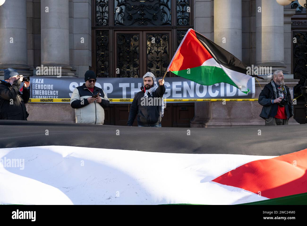 Glasgow, Scozia, Regno Unito. 13 gennaio 2024. I manifestanti si sono riuniti al di fuori delle City Chambers in George Square partecipando alla giornata globale d'azione per Gaza, chiedendo un immediato cessate il fuoco a Gaza credito: Kay Roxby/Alamy Live News Foto Stock