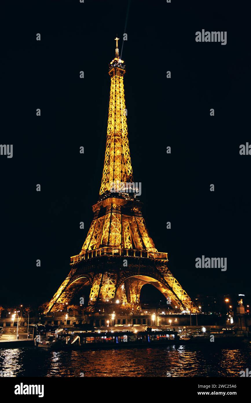 Torre Eiffel illuminata di notte, simbolo di Parigi Foto Stock