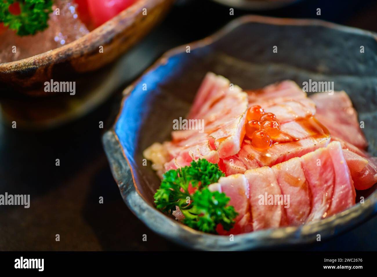 Sushi di salmone alla griglia con uova di salmone in cima, cucina giapponese di prima qualità Foto Stock