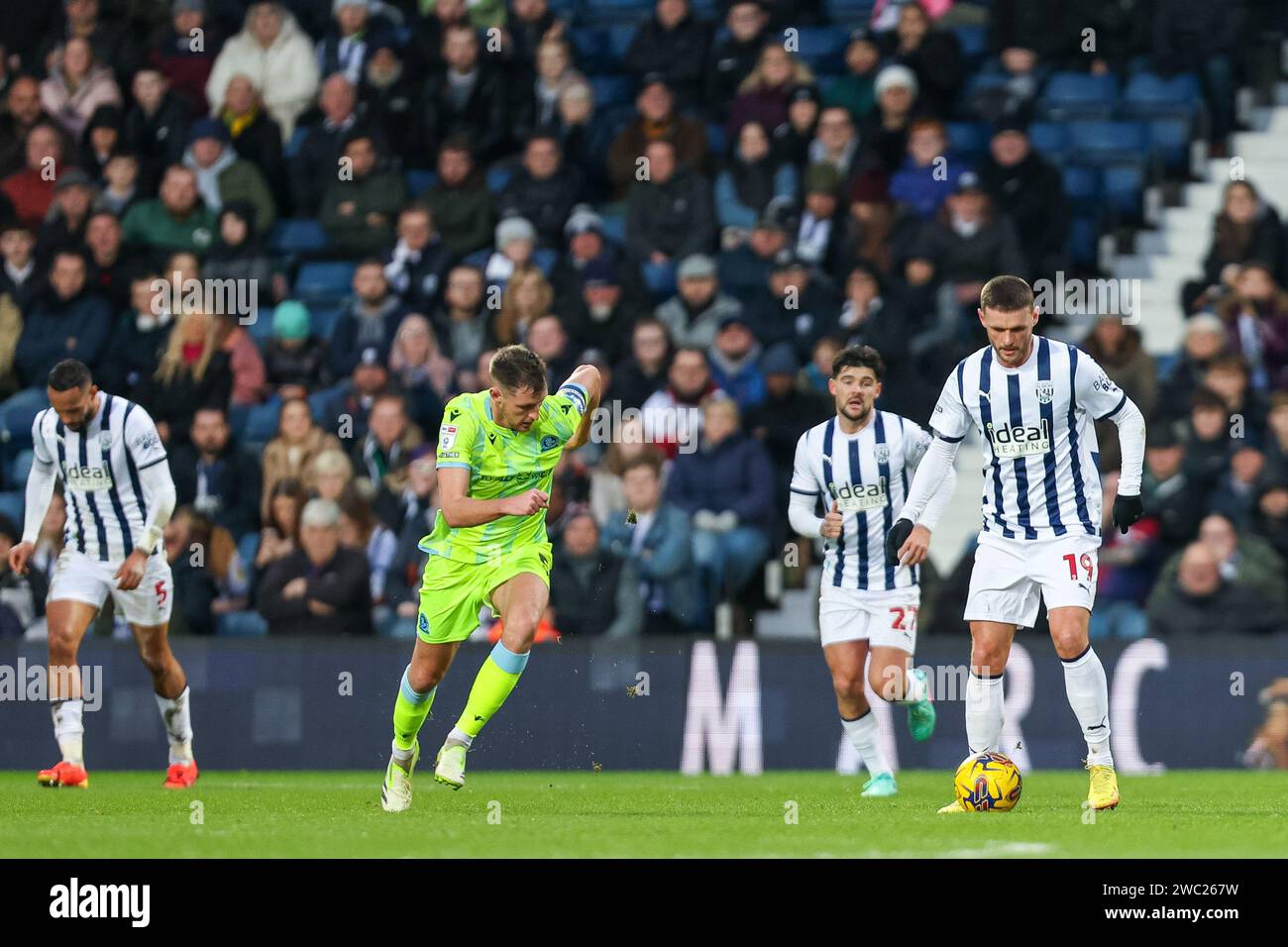 West Bromwich, Regno Unito. 13 gennaio 2024. Il capitano del Blackburn, Dominic Hyam, insegue il pallone durante l'EFL Sky Bet Championship match tra West Bromwich Albion e Blackburn Rovers agli Hawthorns, West Bromwich, Inghilterra, il 13 gennaio 2024. Foto di Stuart Leggett. Solo per uso editoriale, licenza necessaria per uso commerciale. Nessun utilizzo in scommesse, giochi o pubblicazioni di un singolo club/campionato/giocatore. Credito: UK Sports Pics Ltd/Alamy Live News Foto Stock