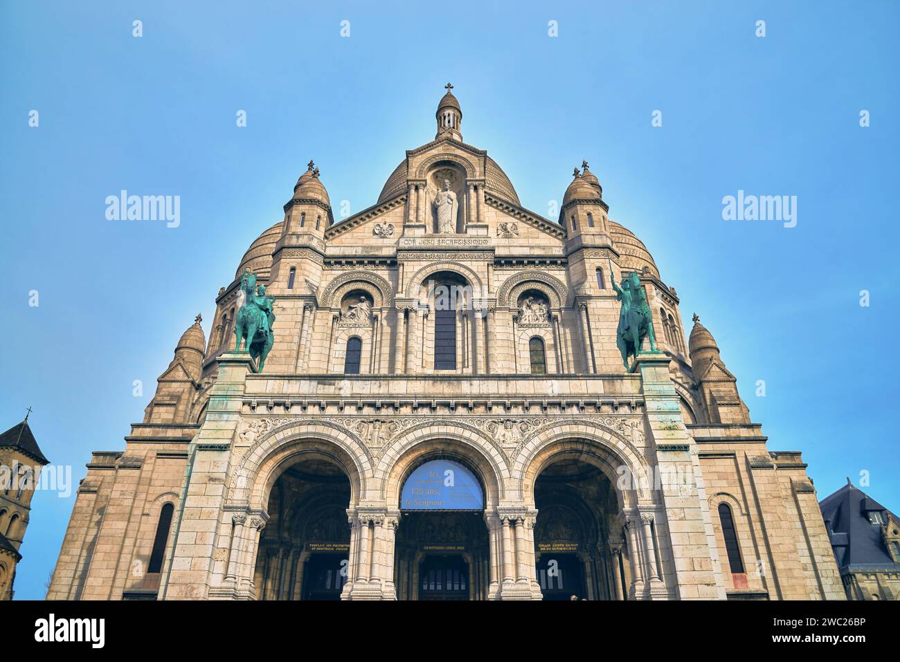 Basilica Cattedrale del Sacro cuore contro un cielo azzurro Foto Stock
