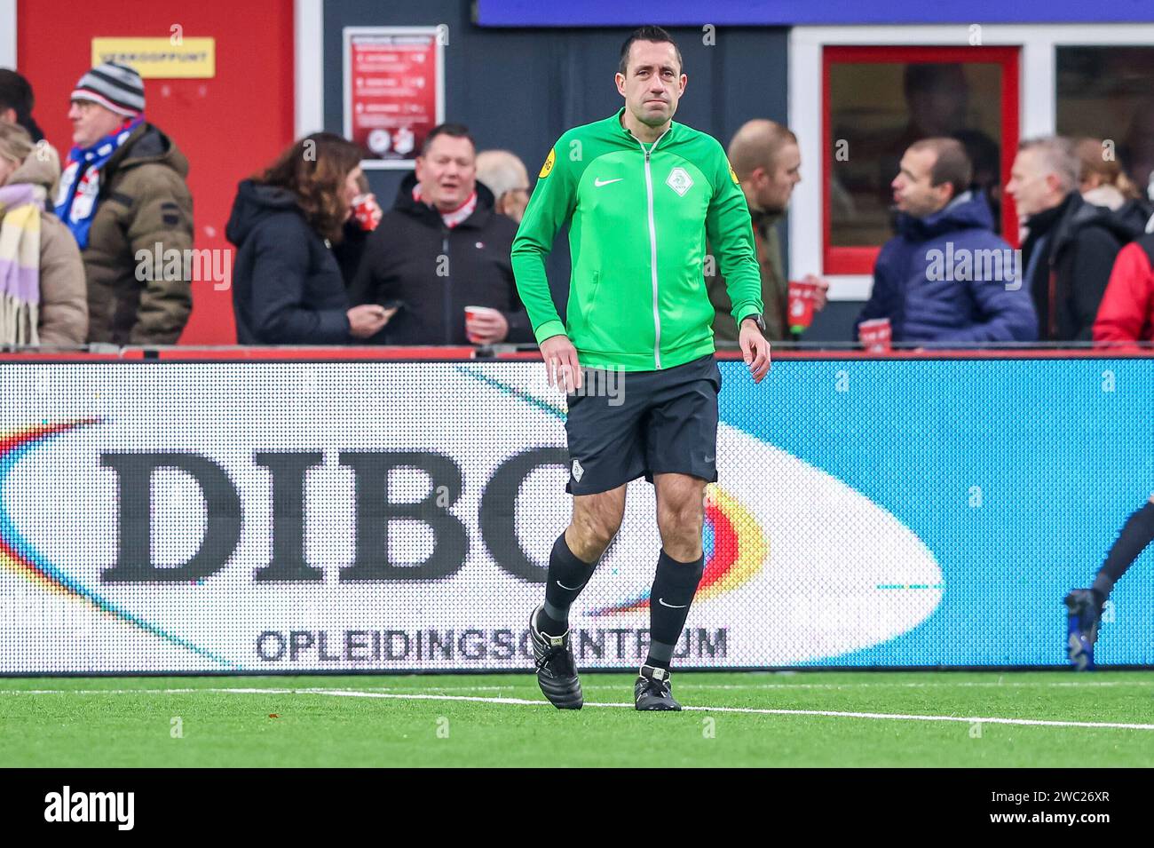 Emmen, Paesi Bassi. 13 gennaio 2024. EMMEN, PAESI BASSI - 13 GENNAIO: L'arbitro Dennis Higler si riscalda durante il Keuken Kampioen Divisie match tra FC Emmen e NAC a De Oude Meerdijk il 13 gennaio 2024 a Emmen, Paesi Bassi. (Foto di Pieter van der Woude/Orange Pictures) credito: dpa/Alamy Live News Foto Stock