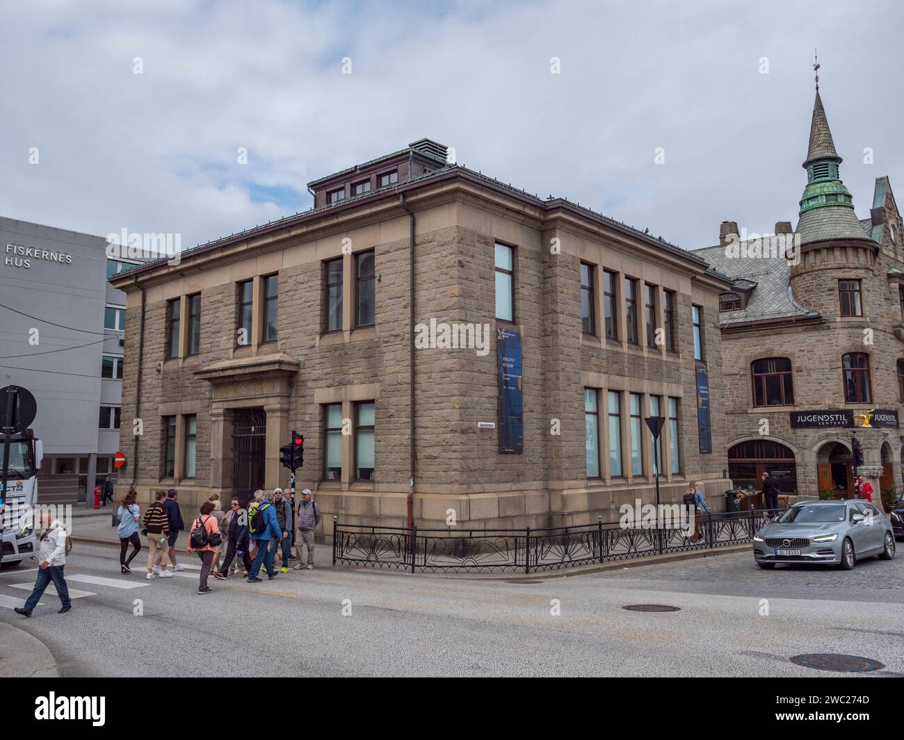 La vecchia facciata della Norges Bank della galleria Kube Kunstmuseet a Ålesund, nella contea di Møre og Romsdal, Norvegia. Foto Stock