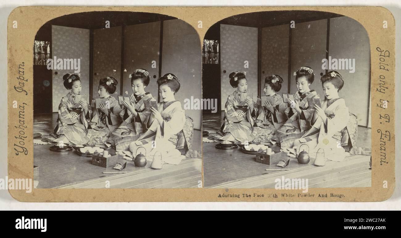 Geisha fanno polvere sul loro viso, T. Enami, 1900 - 1907 stereografo JapanPublisher: yokohama Cardboard. baryta carta Making Up - AA - (per) donne Giappone Foto Stock