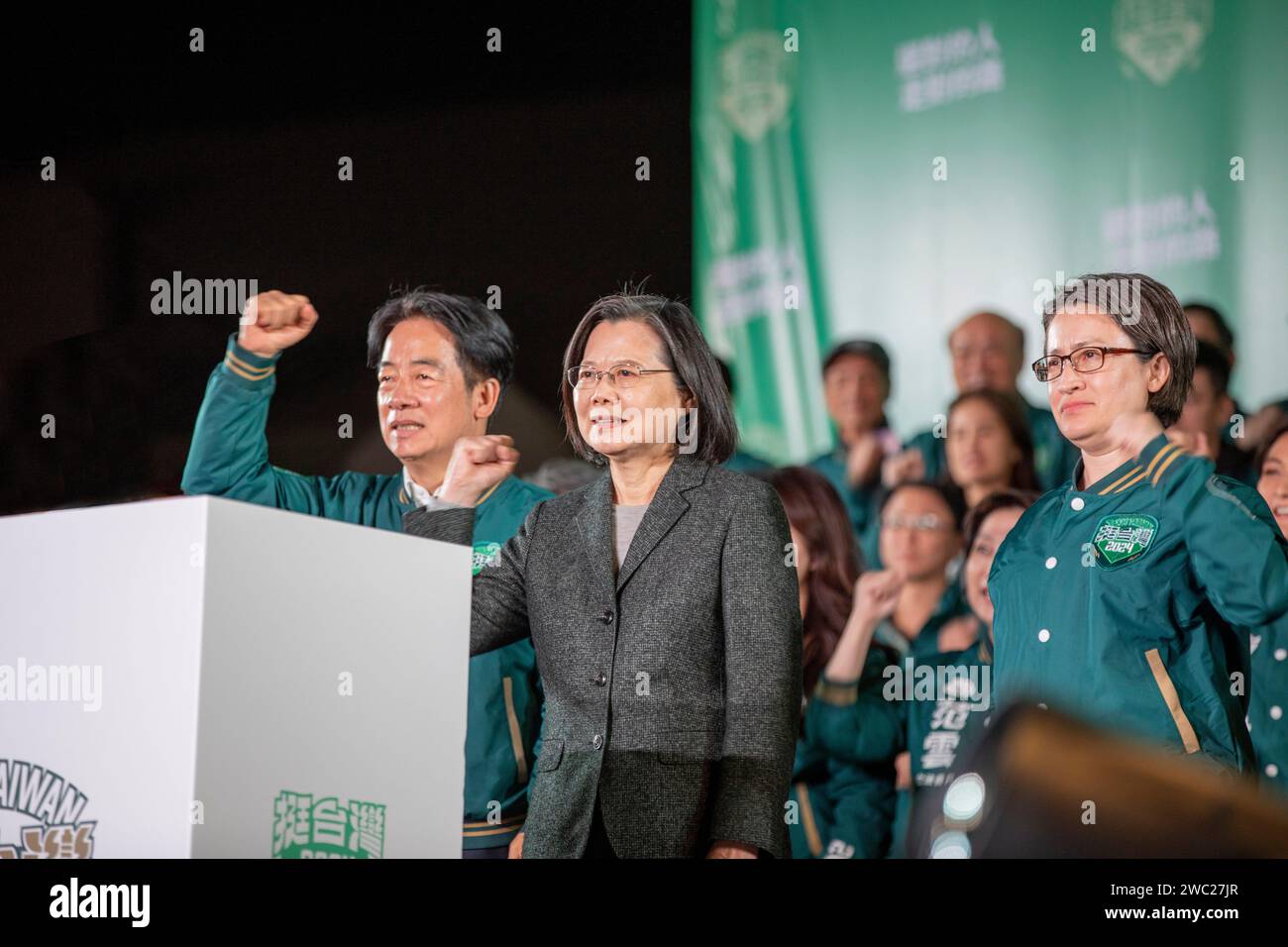 Taiwan (Repubblica di Cina), vincitore delle elezioni presidenziali del 2024, Lai Ching-te, con il presidente Tsai Ing-wen e il futuro vicepresidente Hsiao Bi-khim, tutti Foto Stock